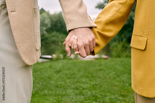 Φωτογραφία Couple embracing nature and holding hans of each other in stylish outfits