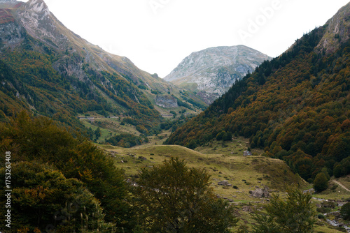 Paisaje otoñal del Valle de Ossau en los Pirineos franceses, cerca de Formigal