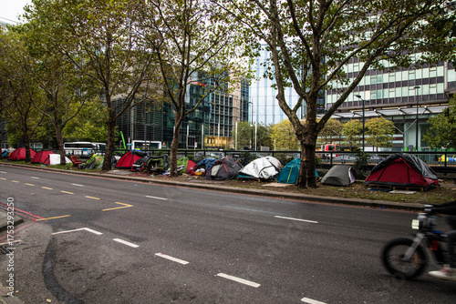 Schilderij op canvas Tents of homeless people along Euston Road, London, highlighting urban poverty and rising homelessness in the UK capital