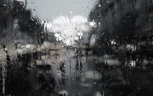 Foto Raindrops on the glass create a dreamy bokeh effect with colorful car lights and reflections, capturing the beauty and melancholy of a rainy evening in the city