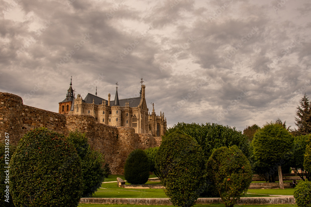 Fototapeta premium Der Beischofspalast des Architekten Antoni Gaudi in Astorga, Spanien