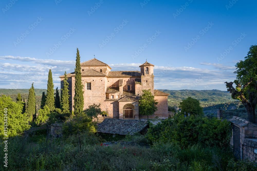 Obraz premium This landscape photo was taken in Europe, Spain, Aragon, Alquezar, in summer. It shows the San Miguel church in Alquezar, under the Sun.