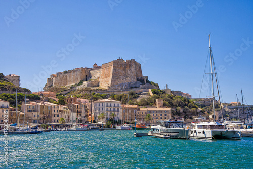 Photos view over the harbor and the medieval citadel of Bonifacio in sunshine and blue
