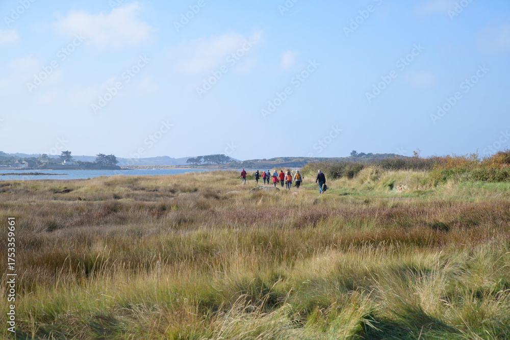Obraz premium Groupe de randonneurs sur le GR34 de l'île Grande en Bretagne - France