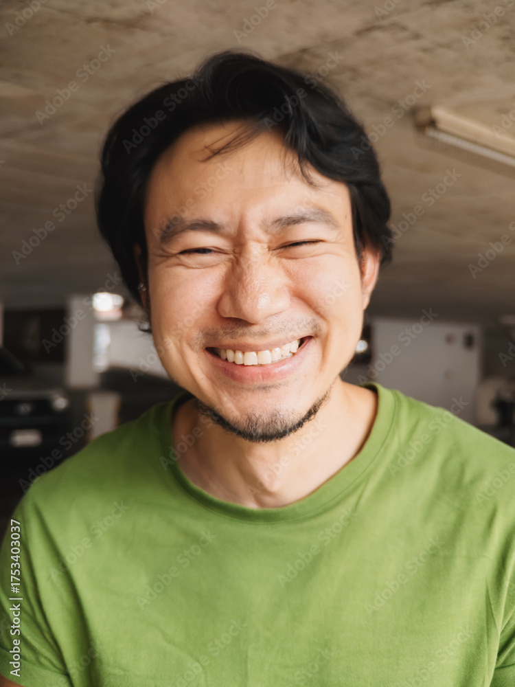 Obraz premium A joyful man is smiling brightly in a casual setting, radiating happiness and positive energy
