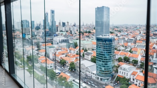 都会のパノラマとオフィスビルのガラス窓：抽象的な風景