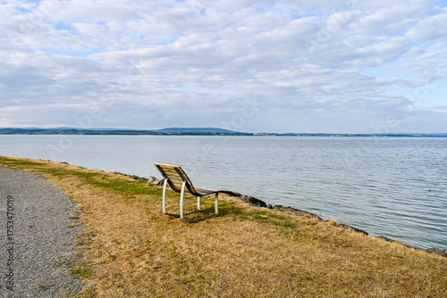 Güttingen, Bodensee, Seeufer, Hafen, Schiffe, Boote, Bootssteg, Schilf, Wasservögel, Naturschutz, Uferweg, Holzbank, Abendstimmung, Wanderweg, Sommer, Ostschweiz, Thurgau, Schweiz