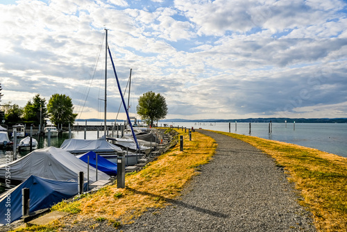 Güttingen, Bodensee, Seeufer, Seerundfahrt, Hafen, Schiffe, Boote, Bootssteg, Schilf, Wasservögel, Naturschutz, Uferweg, Wanderweg, Sommer, Abendstimmung, Ostschweiz, Thurgau, Schweiz