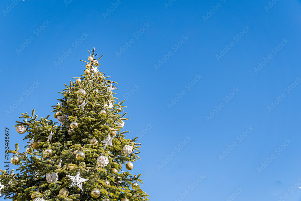 © ADDICTIVE STOCK - Christmas decorations on a tree in Aosta © ADDICTIVE STOCK - Christmas decorations on a tree in Aosta