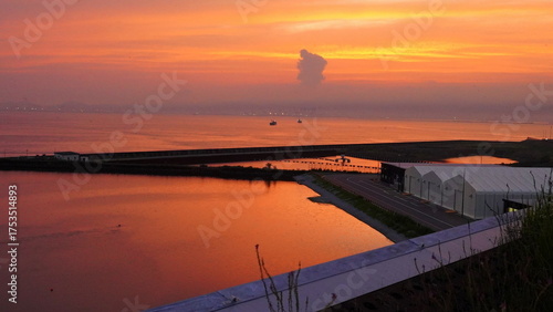 2025 大阪・関西万博　大屋根リングから見た大阪湾・夕焼け