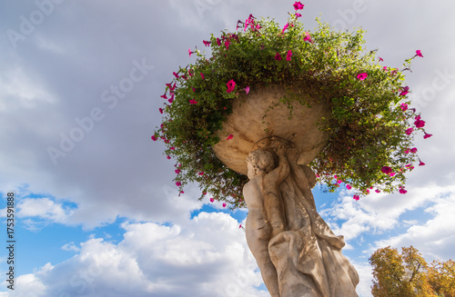 Statue et fleurs, jardin du Luxembourg, Paris, France
