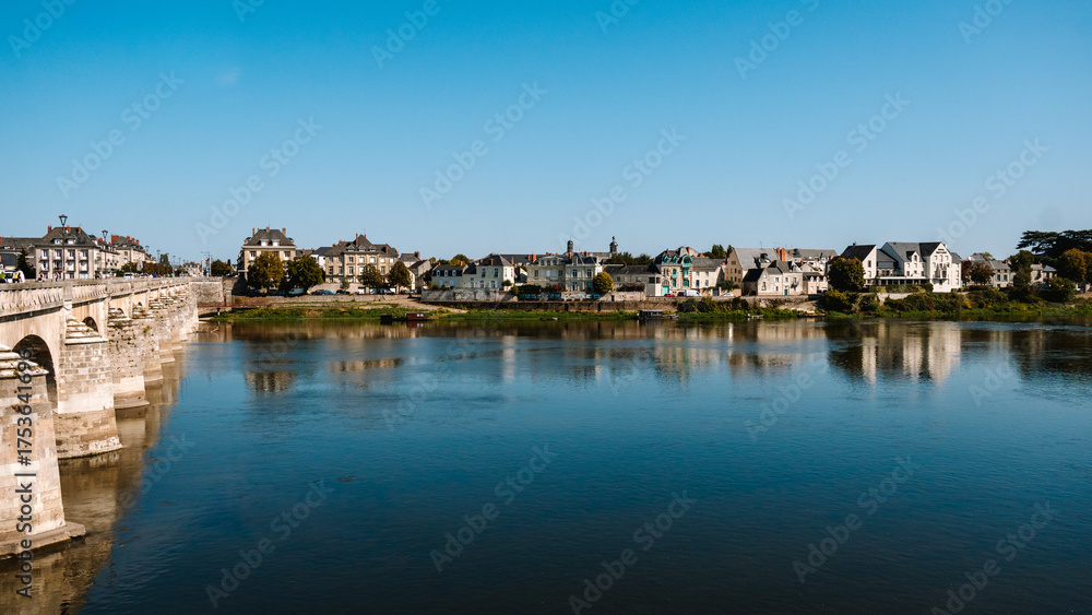 Fototapeta premium Pont sur la Loire a Saumur