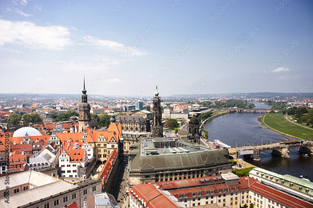Obraz premium Panoramic view of the historic city of Dresden, Germany, showcasing its iconic architecture and the Elbe River flowing through the heart of the city.