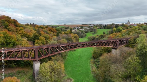 Le viaduc Eiffel près de Serrouville en Automne. Vue aérienne sur les forêts au feuillage coloré avec le village de Meurthe et Moselle en arrière fond.