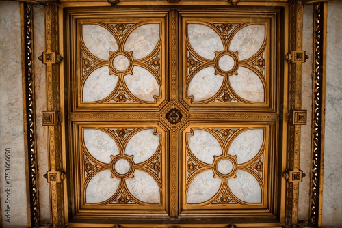 Fotografia Ornate golden and marble doors adorned with intricate floral patterns and geometric designs, exuding a sense of grandeur and elegance