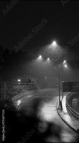 Noche con lluvia en la ciudad