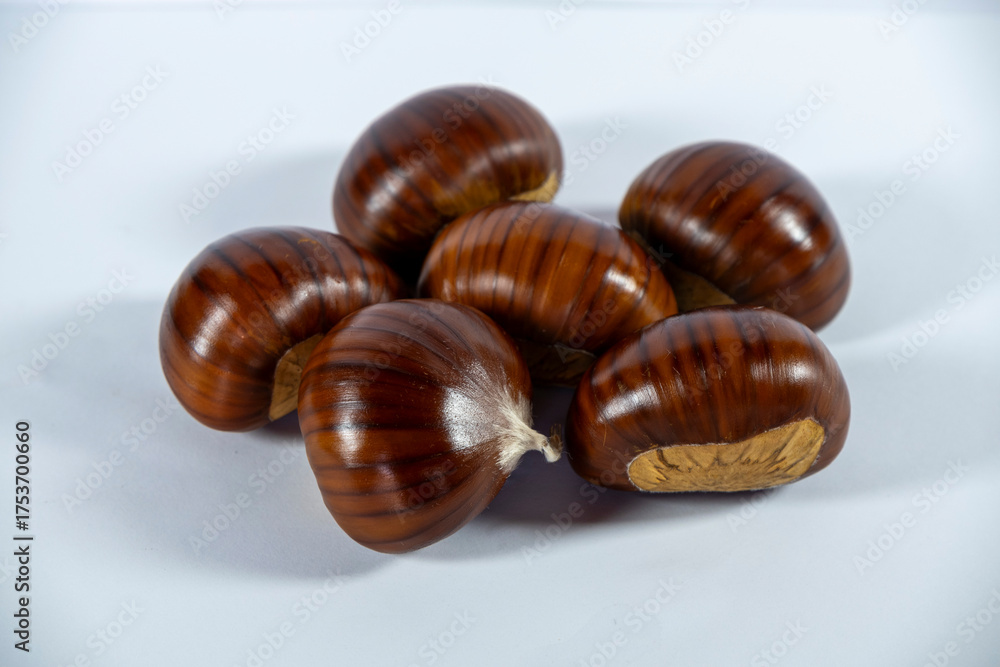 Obraz premium Chestnuts isolated on white background
