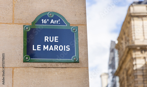 Fototapeta Naklejka Na Ścianę i Meble -  La rue le Marois dans le quartier du 16e arrondissement de Paris en France.