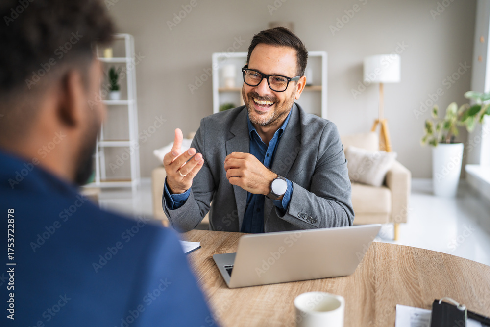 Naklejka premium Professional businessman talking smiling during meeting discussion