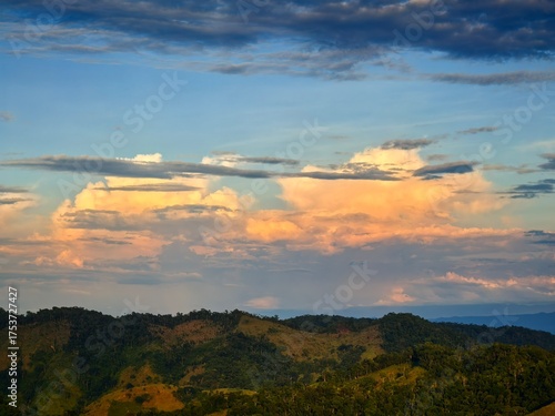 Arreboles al caer la tarde