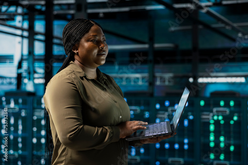 Canvas-taulu Data center engineer conducting tests on equipment using software to fix bugs