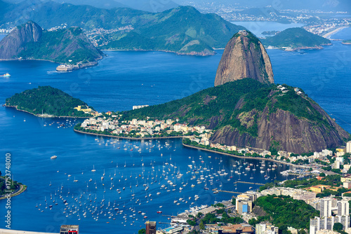Tableau sur toile Mountain Sugarloaf and Botafogo in Rio de Janeiro, Brazil
