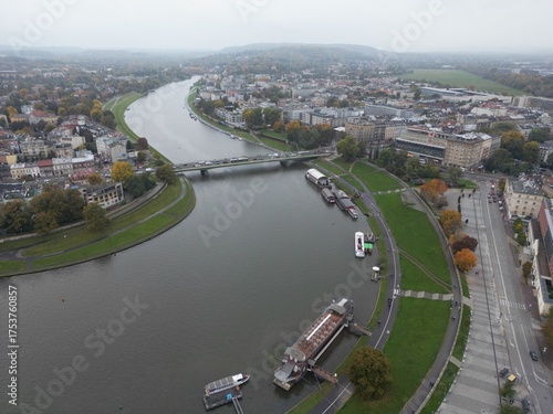 Zamek na Wawelu - Kraków - Polska - widok z drona na Zamek Królewski na Wawelu