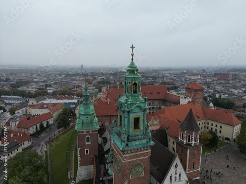 Zamek na Wawelu - Kraków - Polska - widok z drona na Zamek Królewski na Wawelu
