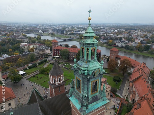 Zamek na Wawelu - Kraków - Polska - widok z drona na Zamek Królewski na Wawelu