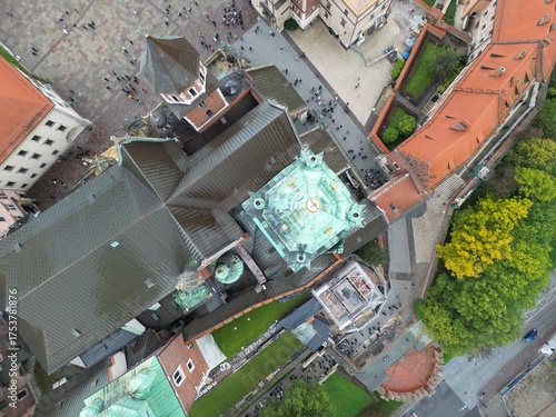 Zamek na Wawelu - Kraków - Polska - widok z drona na Zamek Królewski na Wawelu