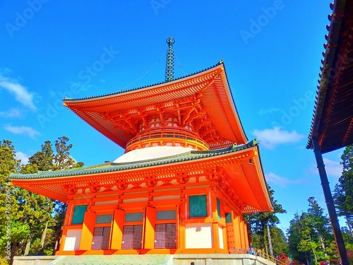青空と朱色が鮮やかな多宝塔