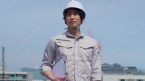 作業着を着た若い作業員