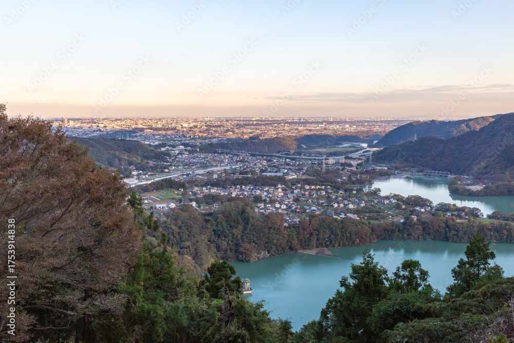 Obraz premium 夕方の津久井湖を上から見下ろす