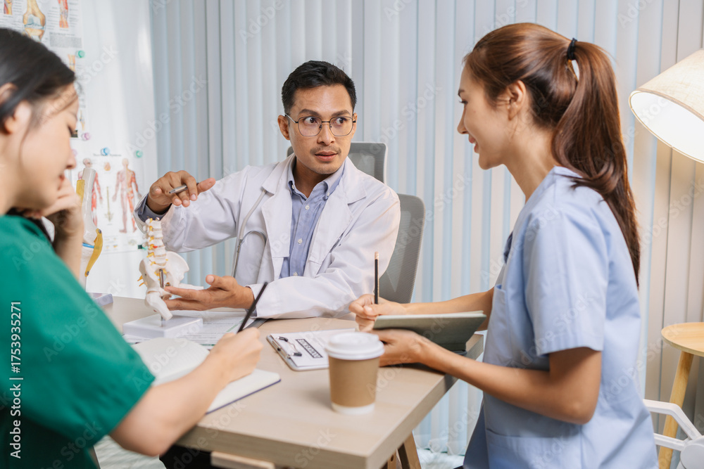 Obraz premium Medical professionals collaborating during a meeting to discuss patient care plans and treatment strategies. Doctors and nurses share expertise and analyze clinical data for better healthcare outcomes