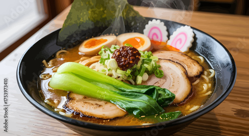 Nahaufnahme einer Schüssel Ramen mit Fleisch, Gemüse und Ei.