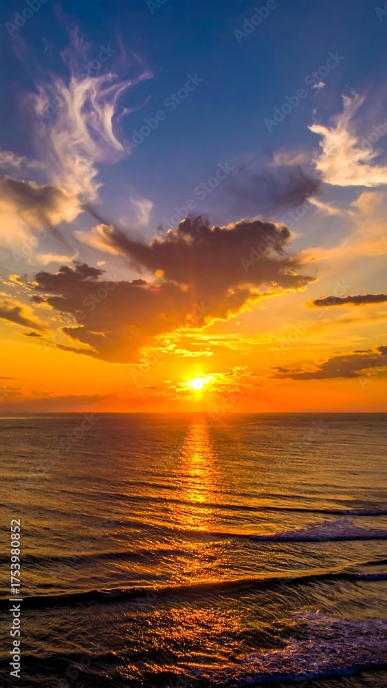 Obraz premium Golden sunset paints the ocean with vibrant hues