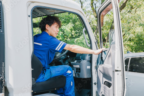 作業着を着たトラックの運転手男性
A male truck driver in work clothes