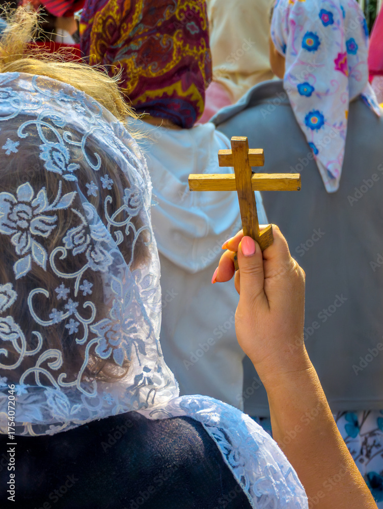 © HJBC - Femme russe de dos portant un foulard pour l'église sur la tête et tenant une petite croix orthodoxe dans la main pendant une procession. Concepts de religion chrétienne orthodoxe et de foi religieuse © HJBC - Femme russe de dos portant un foulard pour l'église sur la tête et tenant une petite croix orthodoxe dans la main pendant une procession. Concepts de religion chrétienne orthodoxe et de foi religieuse