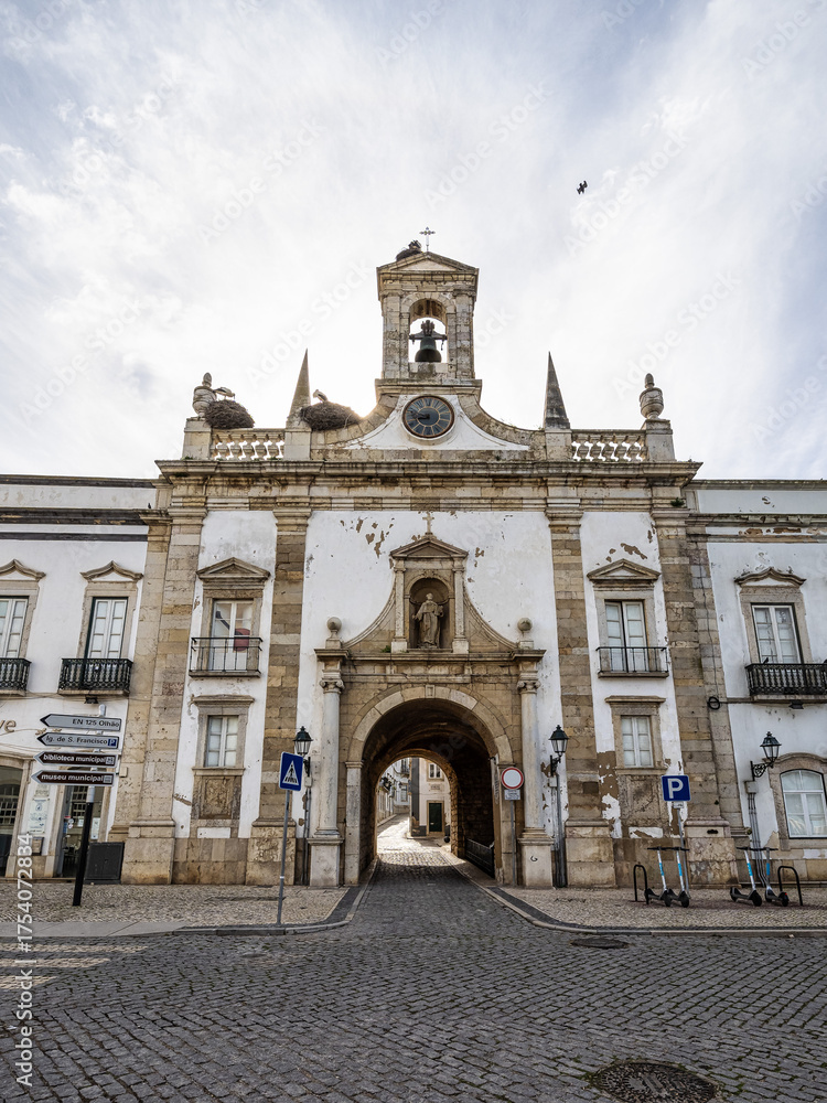 Fototapeta premium The most famous Arco da Vila, the historic entrance to the old town of Faro, Algarve, Portugal