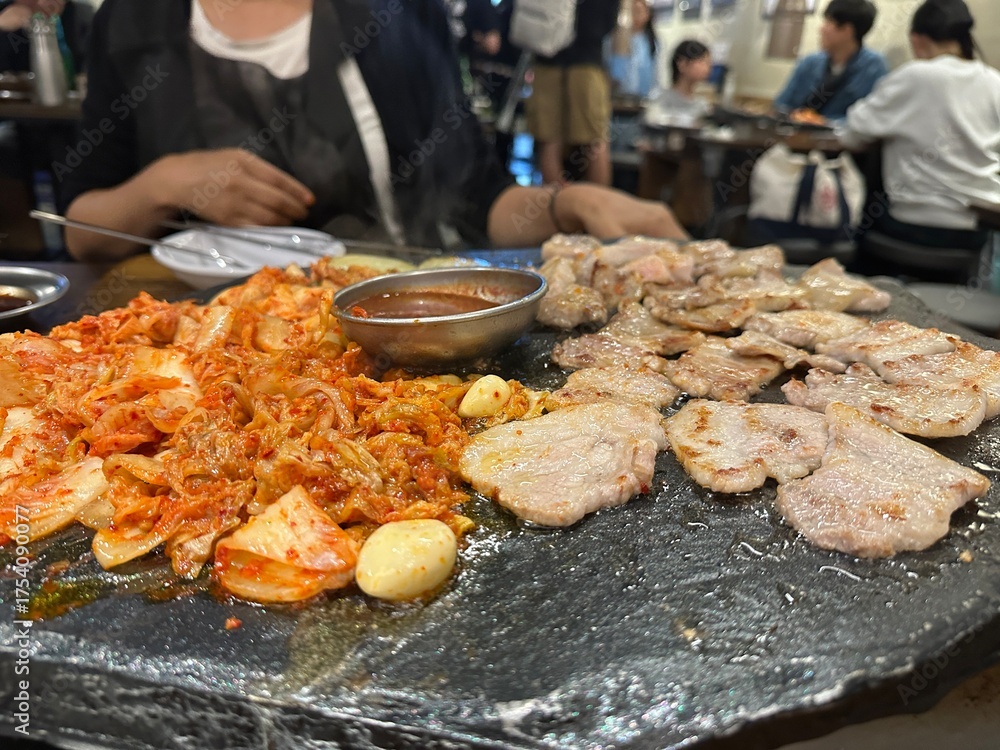 Naklejka premium 삼겹살 구이