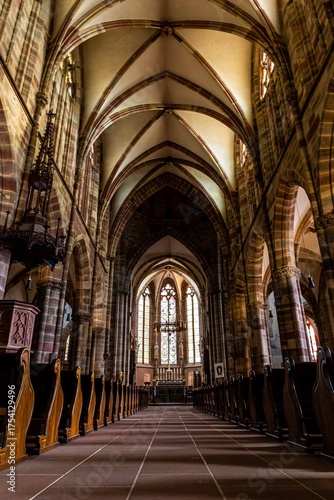 Kirche Saint-Pierre-et-Paul in Wissembourg – historische Abteikirche im Elsass mit romanisch-gotischer Architektur