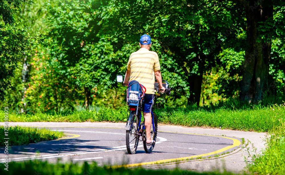 Obraz premium Cyclist ride on the bike path in the city Park 