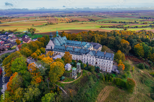 Góra Świętej Anny na Śląsku w Polsce z bazyliką i sanktuarium. Panorama z lotu ptaka jesienią.