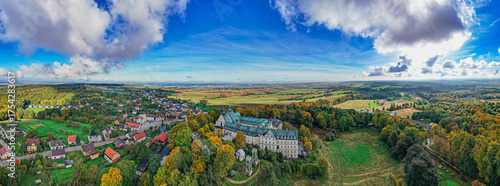 Góra Świętej Anny na Śląsku w Polsce z bazyliką i sanktuarium. Panorama z lotu ptaka jesienią.