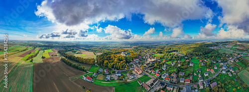 Góra Świętej Anny na Śląsku w Polsce z bazyliką i sanktuarium. Panorama z lotu ptaka jesienią.