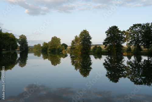 Reflets dans l'étang de la Samaritaine à Buzancy, Ardennes, Grand Est, France, Europe