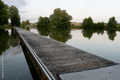 Ponton de l'étang de la Samaritaine à Buzancy au crépuscule, Ardennes, Grand Est, France, Europe