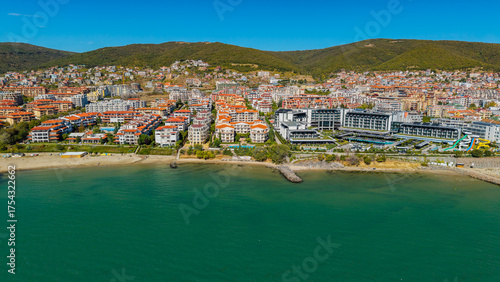 sveti vlas morze czarne z drona złote piaski słoneczny brzeg