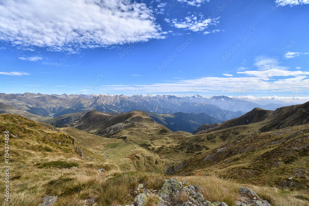 Fototapeta premium Panorami della Val Brembana salendo sopra i Piani dell'Avaro, Lombardia,Italia