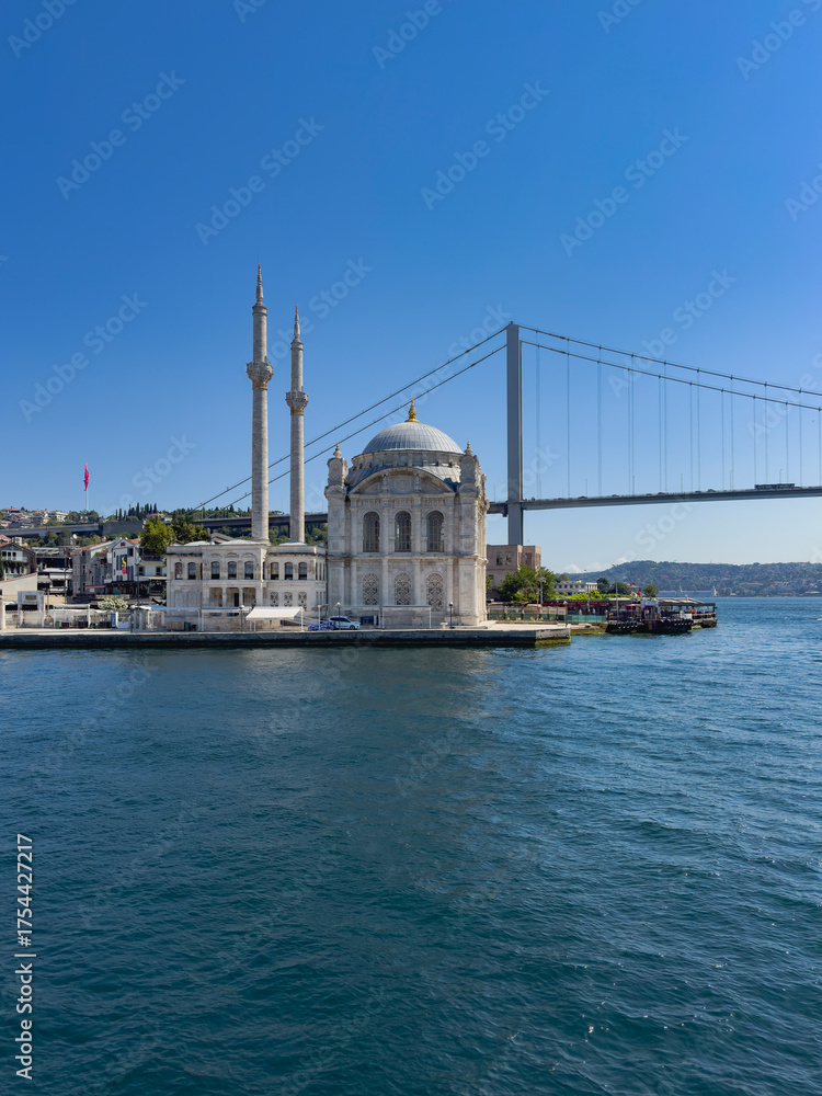 Obraz premium Ortaköy-Moschee an der Uferpromenade des Bosporus, Istanbul, Türkei.